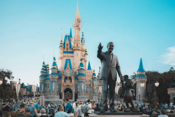 Disney y con estatua principal en el Parque Walk Disney Orlando